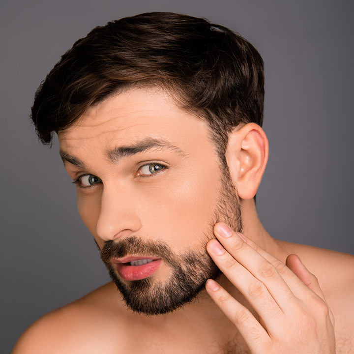 Homem recebendo um corte de cabelo e barba no Espaço Bela Harmonia, com um barbeiro experiente criando um visual personalizado.