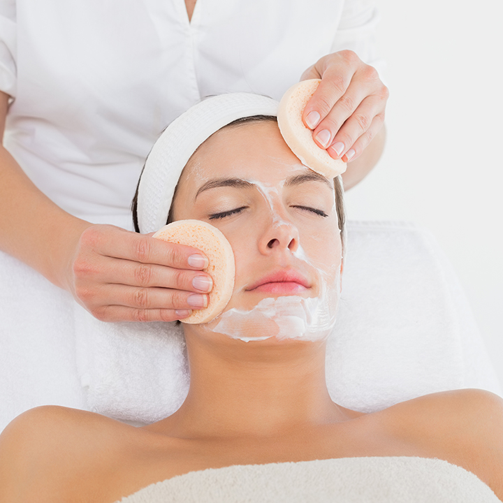 Mulher recebendo um tratamento estético facial no Espaço Bela Harmonia, com foco em cuidados de pele e rejuvenescimento.