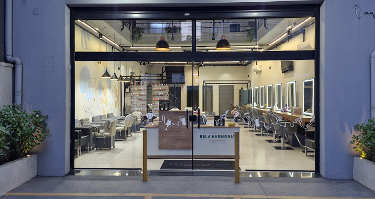 Entrada do salão de beleza Espaço Bela Harmonia, localizado na Dona Tecla em Guarulhos, oferecendo serviços de cabelo, unhas, estética, depilação, maquiagem e barbearia.