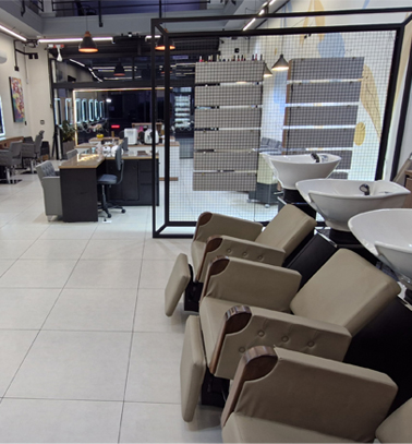 Entrada do salão de beleza Espaço Bela Harmonia, localizado na Dona Tecla em Guarulhos, oferecendo serviços de cabelo, unhas, estética, depilação, maquiagem e barbearia.