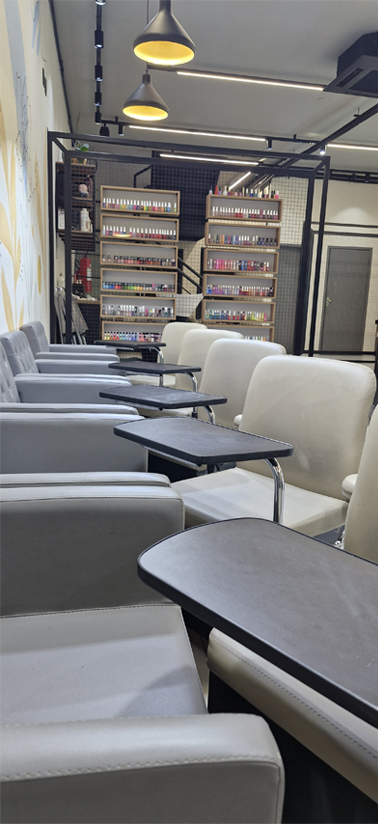 Entrada do salão de beleza Espaço Bela Harmonia, localizado na Dona Tecla em Guarulhos, oferecendo serviços de cabelo, unhas, estética, depilação, maquiagem e barbearia.
