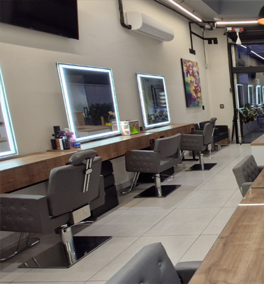 Entrada do salão de beleza Espaço Bela Harmonia, localizado na Dona Tecla em Guarulhos, oferecendo serviços de cabelo, unhas, estética, depilação, maquiagem e barbearia.