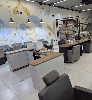 Entrada do salão de beleza Espaço Bela Harmonia, localizado na Dona Tecla em Guarulhos, oferecendo serviços de cabelo, unhas, estética, depilação, maquiagem e barbearia.
