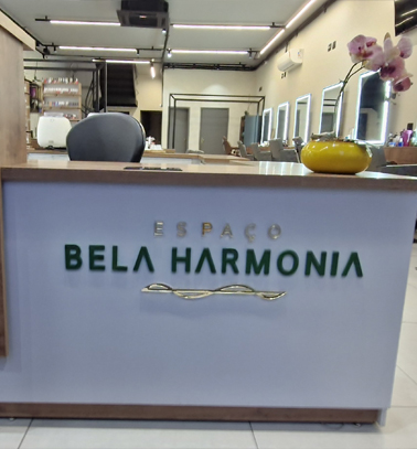 Entrada do salão de beleza Espaço Bela Harmonia, localizado na Dona Tecla em Guarulhos, oferecendo serviços de cabelo, unhas, estética, depilação, maquiagem e barbearia.