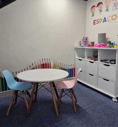 Entrada do salão de beleza Espaço Bela Harmonia, localizado na Dona Tecla em Guarulhos, oferecendo serviços de cabelo, unhas, estética, depilação, maquiagem e barbearia.