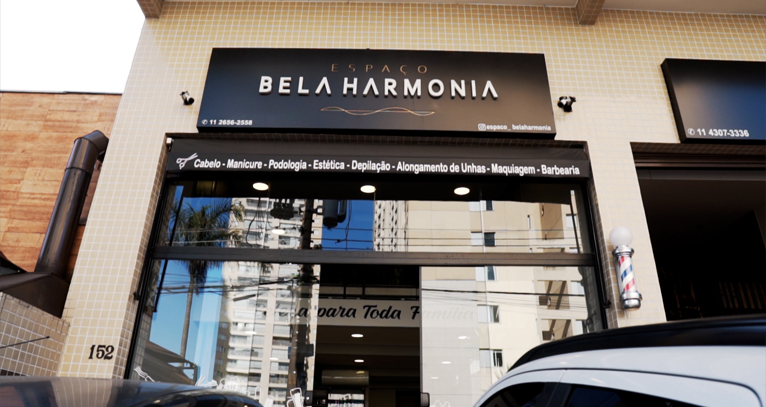 Entrada do salão de beleza Espaço Bela Harmonia, localizado na Vila Augusta em Guarulhos, oferecendo serviços de cabelo, unhas, estética, depilação, maquiagem e barbearia.