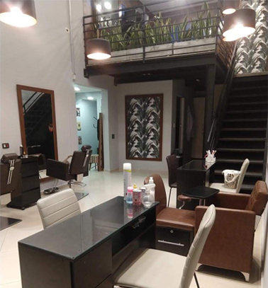 Entrada do salão de beleza Espaço Bela Harmonia, localizado na Vila Augusta em Guarulhos, oferecendo serviços de cabelo, unhas, estética, depilação, maquiagem e barbearia.