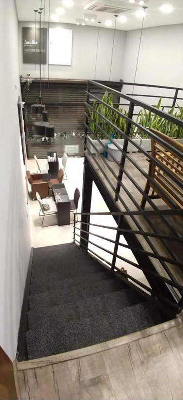 Entrada do salão de beleza Espaço Bela Harmonia, localizado na Vila Augusta em Guarulhos, oferecendo serviços de cabelo, unhas, estética, depilação, maquiagem e barbearia.