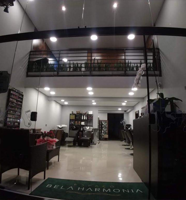 Entrada do salão de beleza Espaço Bela Harmonia, localizado na Vila Augusta em Guarulhos, oferecendo serviços de cabelo, unhas, estética, depilação, maquiagem e barbearia.