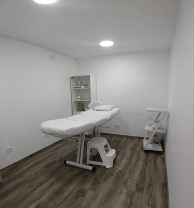 Entrada do salão de beleza Espaço Bela Harmonia, localizado na Vila Augusta em Guarulhos, oferecendo serviços de cabelo, unhas, estética, depilação, maquiagem e barbearia.
