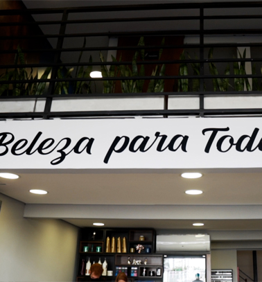 Entrada do salão de beleza Espaço Bela Harmonia, localizado na Vila Augusta em Guarulhos, oferecendo serviços de cabelo, unhas, estética, depilação, maquiagem e barbearia.