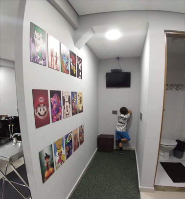 Entrada do salão de beleza Espaço Bela Harmonia, localizado na Vila Augusta em Guarulhos, oferecendo serviços de cabelo, unhas, estética, depilação, maquiagem e barbearia.