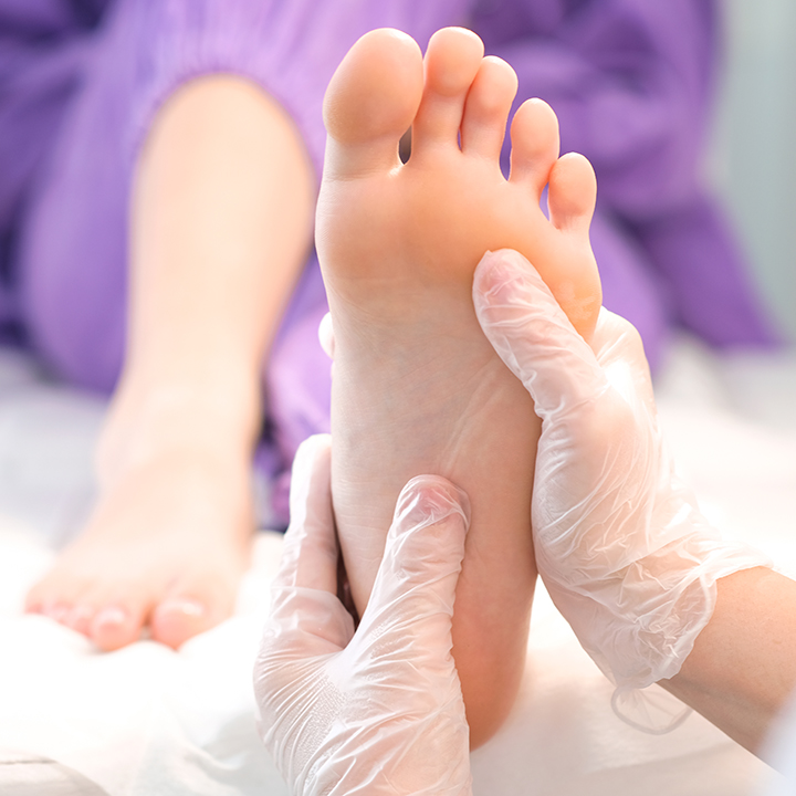 Cliente recebendo cuidados de podologia no Espaço Bela Harmonia, com um especialista realizando um tratamento de pés para saúde e bem-estar.