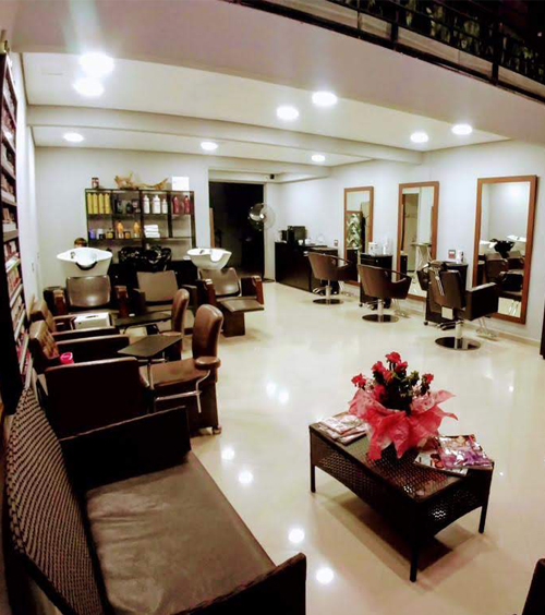 Interior do Espaço Bela Harmonia, um salão espaçoso, equipado com cadeiras confortáveis, ideal para serviços de beleza e bem-estar.