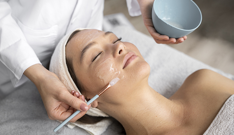 Mulher recebendo tratamento facial no Espaço Bela Harmonia, relaxando em um ambiente tranquilo e acolhedor.