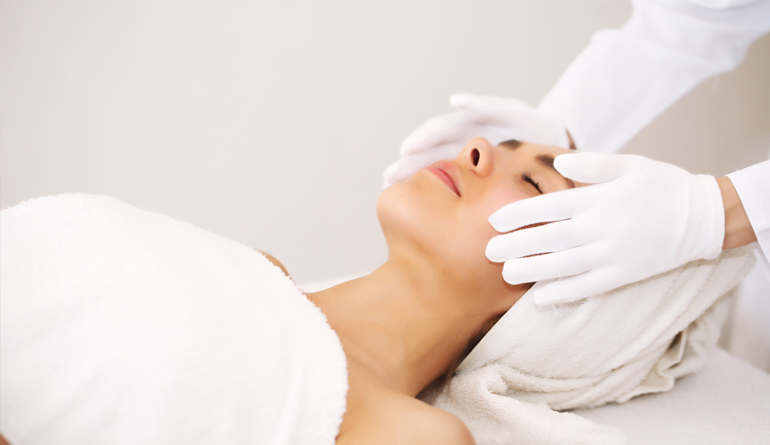 Mulher recebendo tratamento facial no Espaço Bela Harmonia, relaxando em um ambiente tranquilo e acolhedor.
