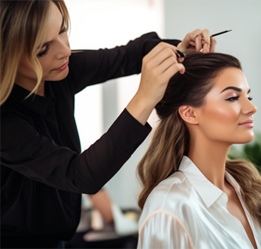Uma mulher sendo atendida por um cabeleireiro, enquanto se prepara para um novo penteado no Espaço Bela Harmonia.